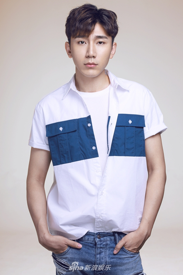 徐乐同全新写真禁欲范儿十足 帅气逼人