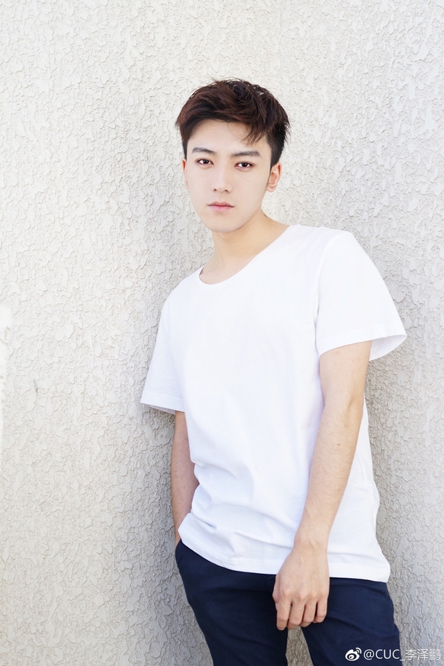 新浪娱乐讯 日前,央视国际频道的男主播李泽鹏帅气走红网络,不少迷妹