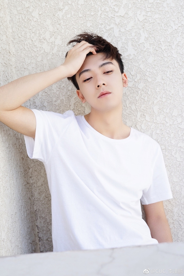 新浪娱乐讯 日前,央视国际频道的男主播李泽鹏帅气走红网络,不少迷妹