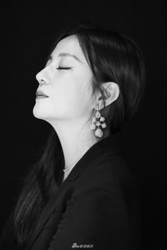 9         照片中赵薇微抬着头认真的看着前方,高挺的鼻梁使得侧脸