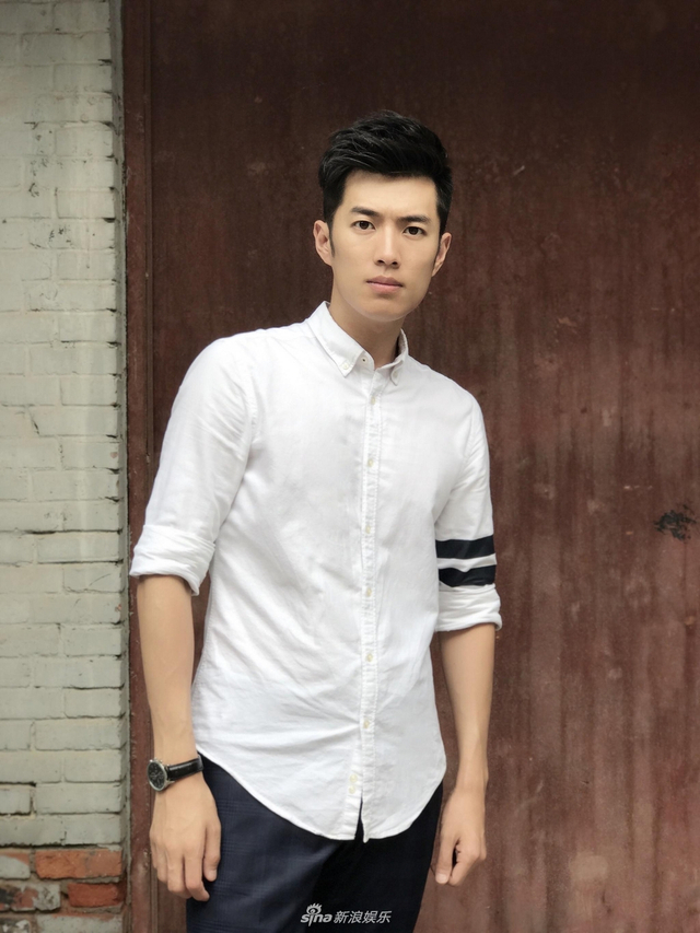 周帅白色衬衣自在随性 夏日出街青春气息逼人