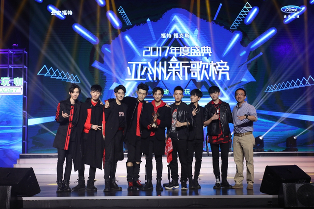 组图：X玖少年团获最受欢迎团体 人气爆棚引尖叫