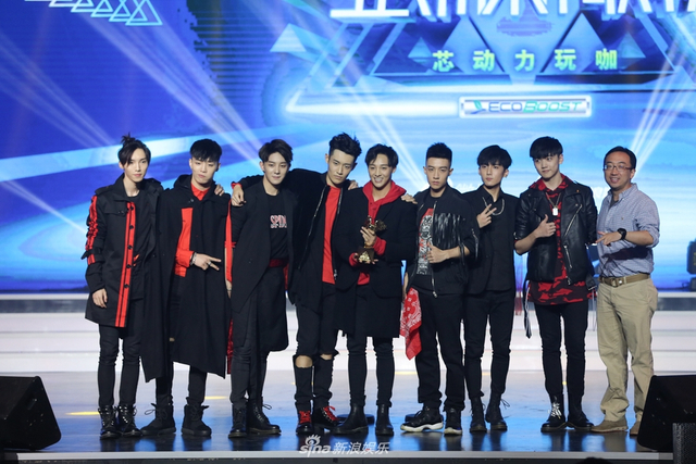 组图：X玖少年团获最受欢迎团体 人气爆棚引尖叫