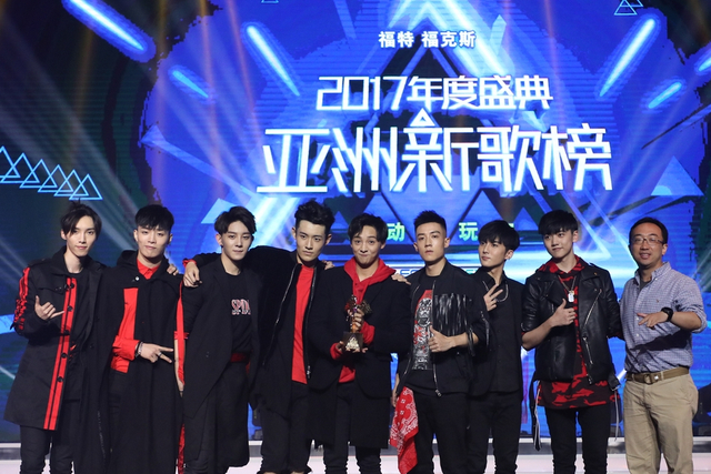 组图：X玖少年团获最受欢迎团体 人气爆棚引尖叫