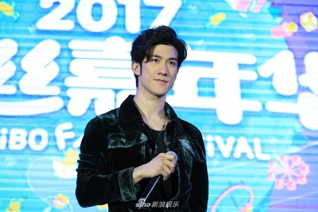 李治廷获“拿下巴怼镜头”