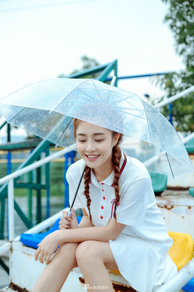 曾梦雪曝校园写真 梨涡浅笑甜美可人