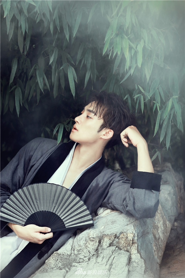 zoom超能团成员陈名豪推出一组中国风写真,竹影清风,少年一身青衫