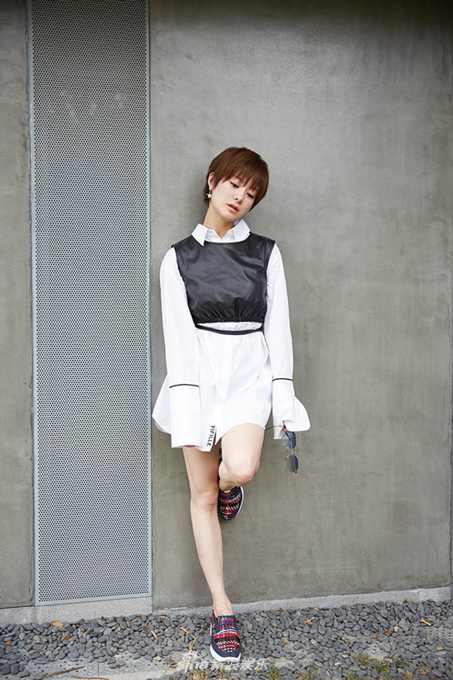 王汀黑白搭配慵懒率真