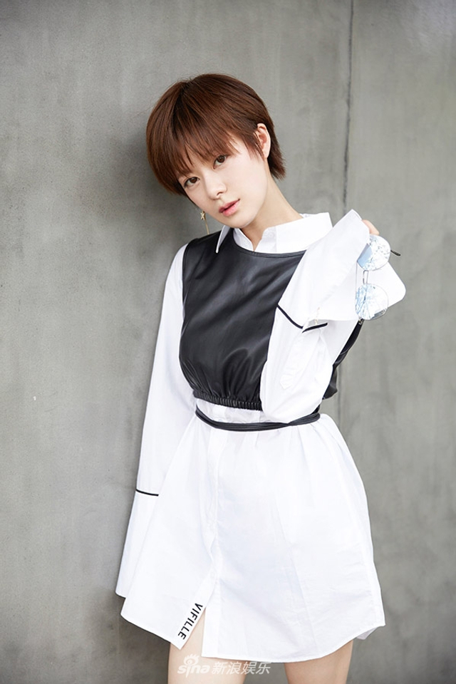 王汀黑白搭配慵懒率真