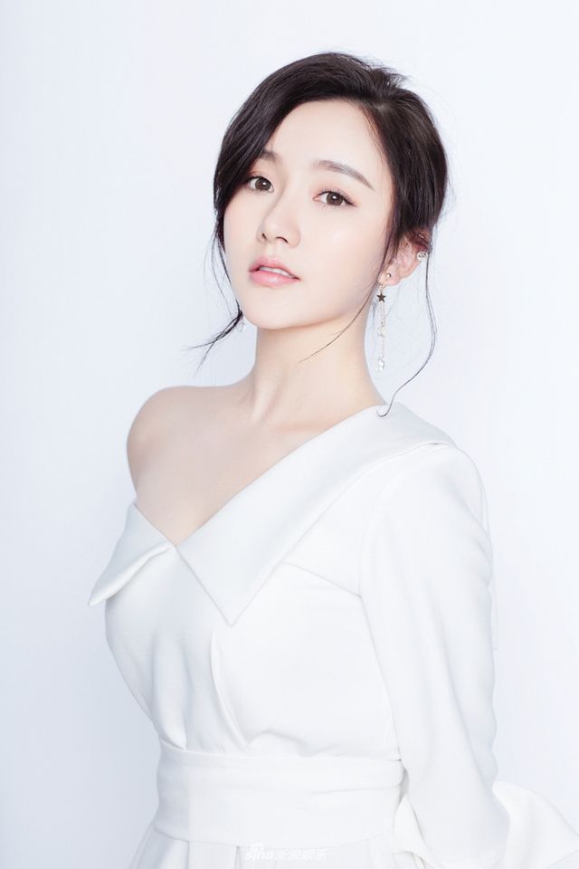 闫笑化身"现代版周莹" 半露香肩御姐范十足