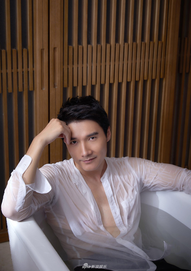 李泰浴缸写真大露人鱼线 性感湿身极致诱惑