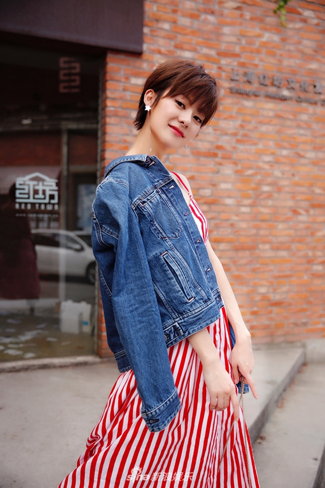 牛仔衣内搭衬衫裙 短发王汀有点小傲娇_新浪图片
