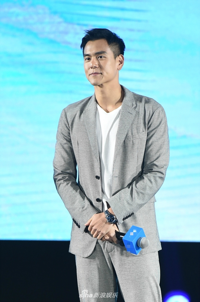 彭于晏被粉丝熊抱可爱腼腆