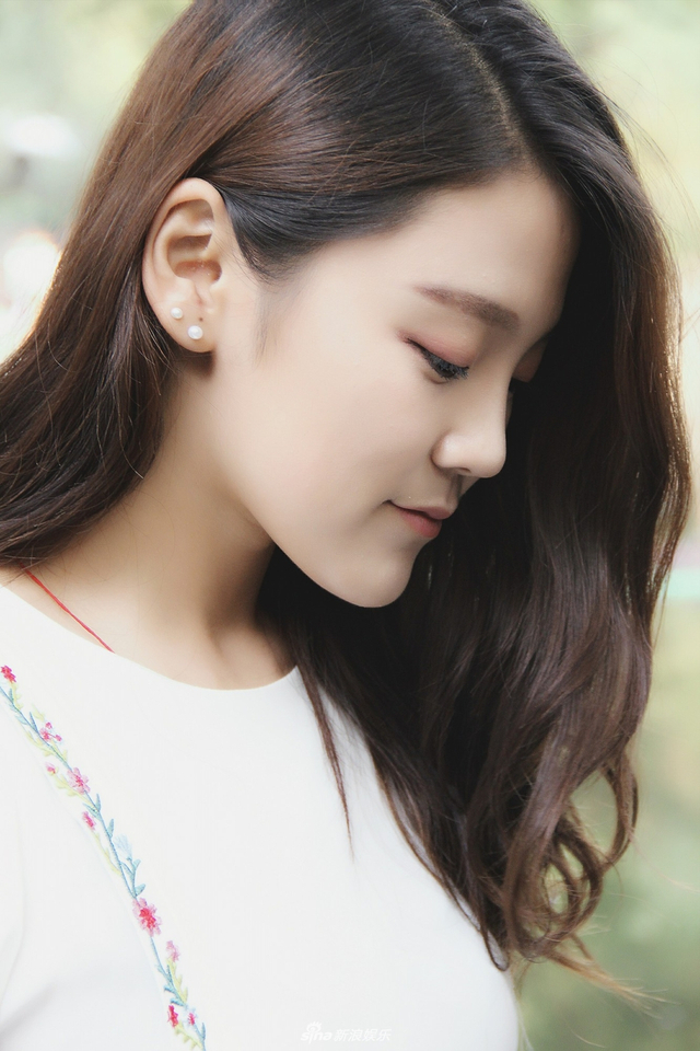 王莲少女写真曝光 白衣飘飘仙气十足