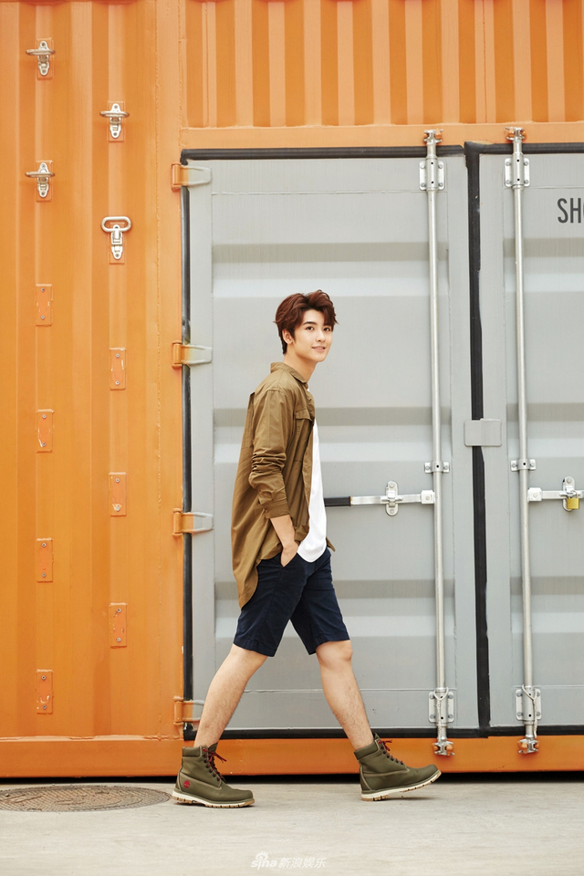 黄俊捷亮相时装新品发布会 高颜值吸睛撩爆全场