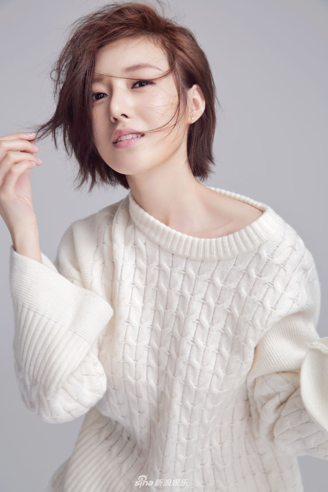 何美璇演绎极致清爽范