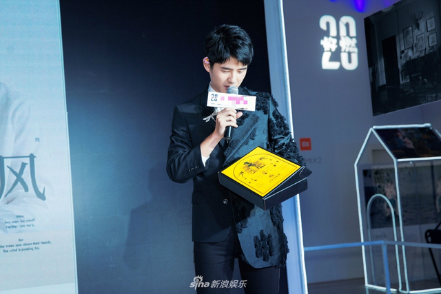 组图：刘昊然20岁生日会新书发布 少年未来可期