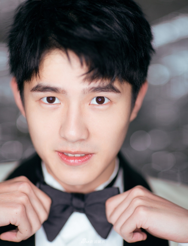 组图：刘昊然20岁生日会新书发布 少年未来可期