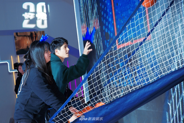 组图：刘昊然20岁生日会新书发布 少年未来可期