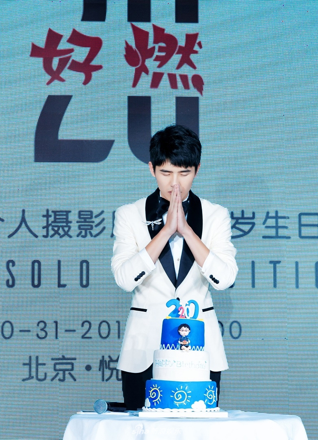 组图：刘昊然20岁生日会新书发布 少年未来可期