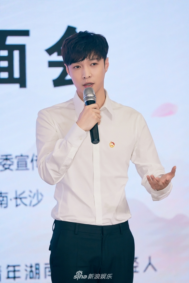 组图：张艺兴续任湖南共青团宣传工作推广大使 传递青春正能量