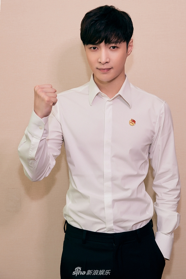 组图：张艺兴续任湖南共青团宣传工作推广大使 传递青春正能量