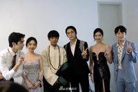 丁真微博之夜后台与江疏影谭松韵等合影 表情腼腆羞涩