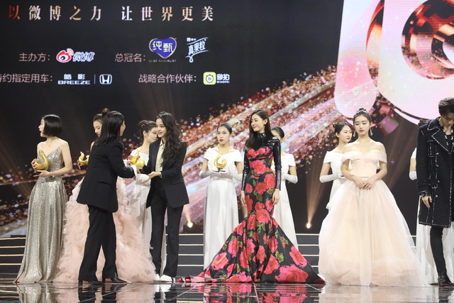 组图:欧阳娜娜等获微博年度进取艺人荣誉 UNINE获进取团体