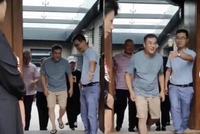 张嘉译与路人亲切握手 私下的他T恤短裤配人字拖太随性