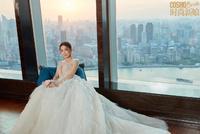 44岁佘诗曼至今未婚 独自穿婚纱拍大片自信美丽