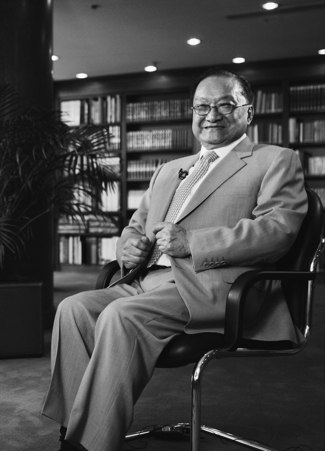 组图：金庸逝世享年94岁 音容笑貌犹在眼前