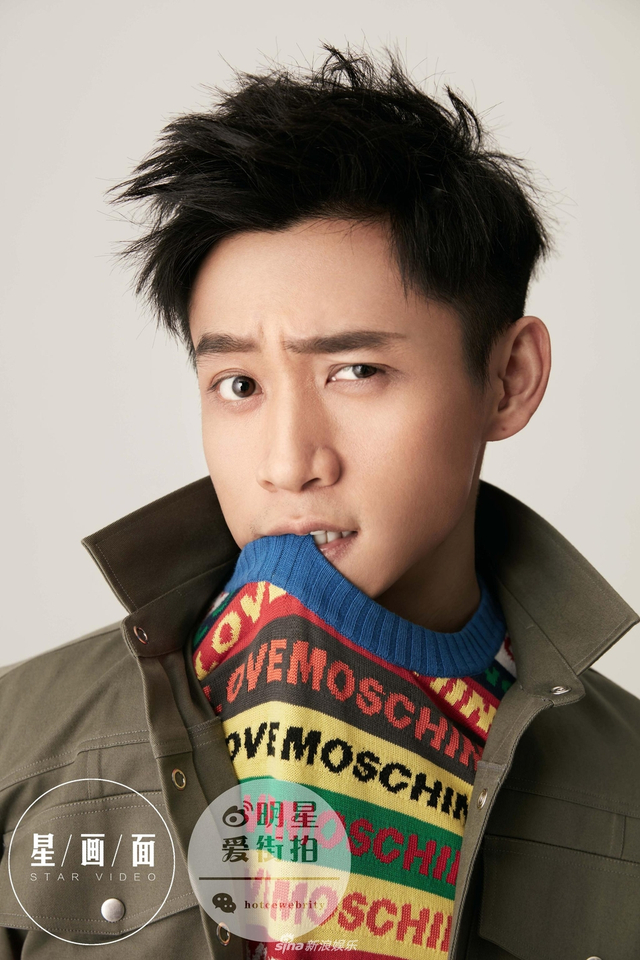 组图:魏晨大片演绎简约色彩穿搭 微微一笑很温柔