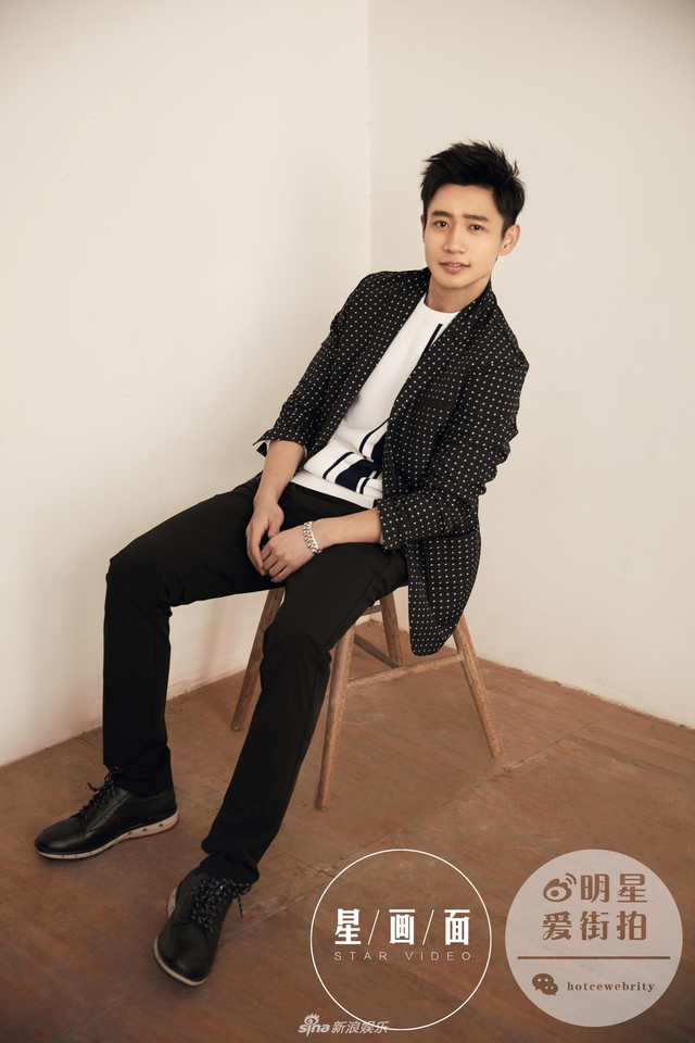 组图:魏晨大片演绎简约色彩穿搭 微微一笑很温柔