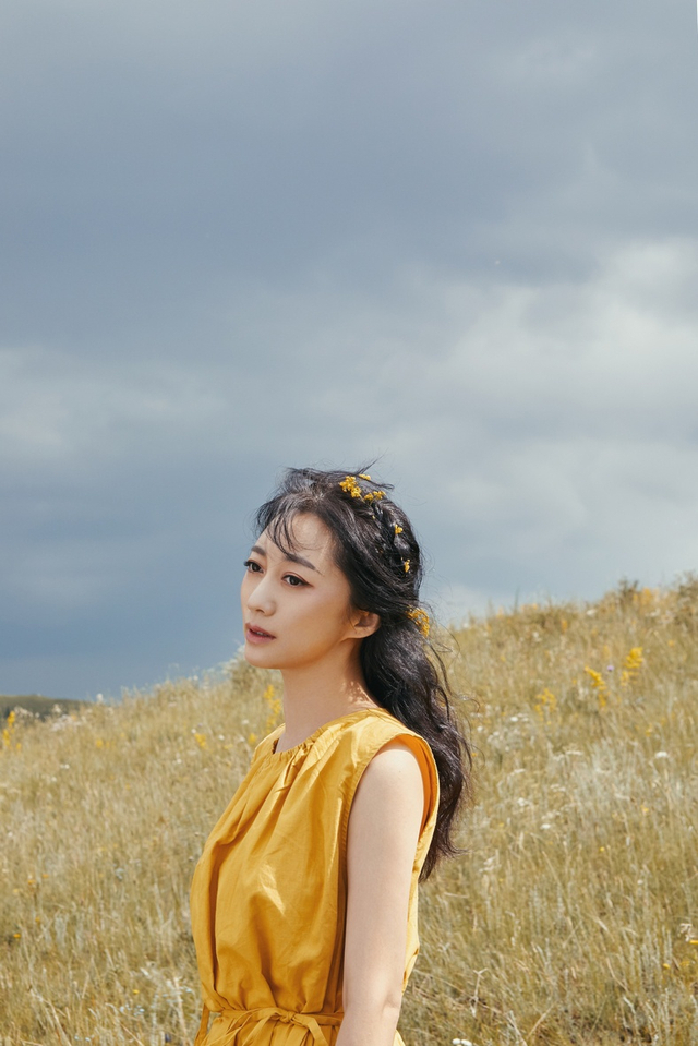 原子飞身穿白色长裙置身山间 优雅温柔岁月静好