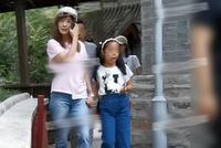 赵薇素颜携女儿现身寺庙 小四月长腿瞩目气质不输妈妈
