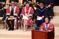 汪明荃获颁香港理工大学荣誉院士 穿院士服内搭旗袍