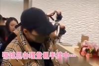 张铭恩机场遭醉酒大叔破口大骂 连连鞠躬替粉丝道歉