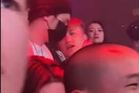 蒋劲夫懒理家暴风波现身酒吧 戴帽子口罩十分低调