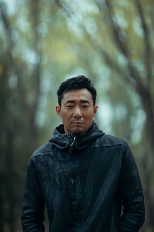 胡子程全新写真曝光 眼神深邃故事感十足_新浪图片