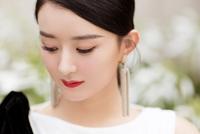 当妈后更美了!赵丽颖产后首复工 穿白色长裙身材仍纤细