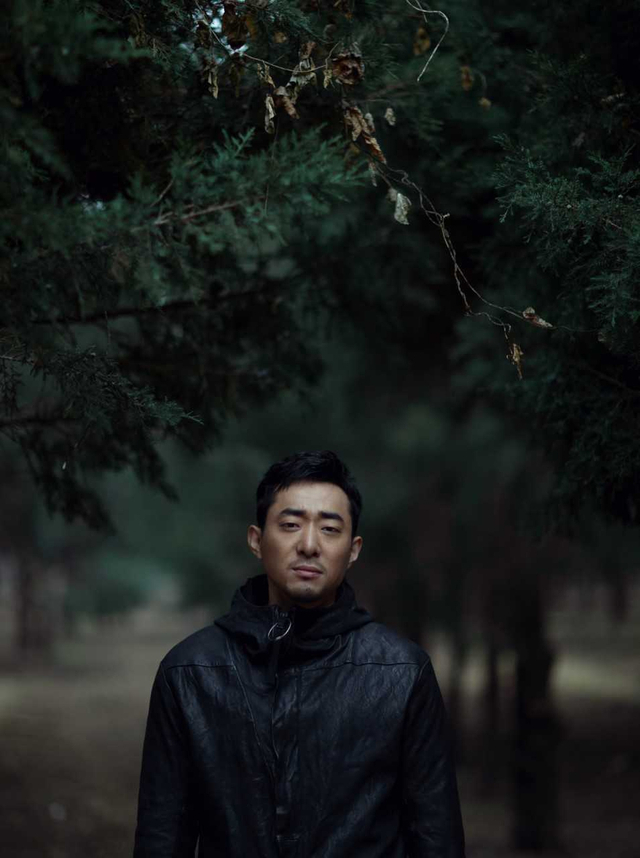 胡子程全新写真曝光 眼神深邃故事感十足_新浪图片