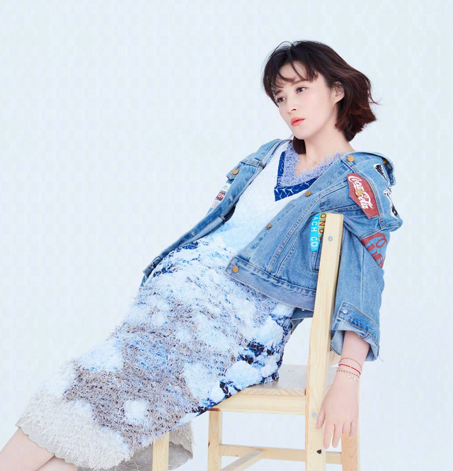 高龄产妇蒋勤勤挺孕肚优雅出镜 慵懒随性秀精致五官