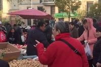 “容嬷嬷”李明启逛菜市场 与商贩讨价还价接地气
