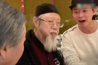 火风一家聚会祖孙三代五官超像 霍尊给家人清唱超温馨