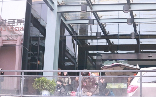 组图：王俊凯现身显少年潮酷 寒风中向粉丝挥手鞠躬暖心满分