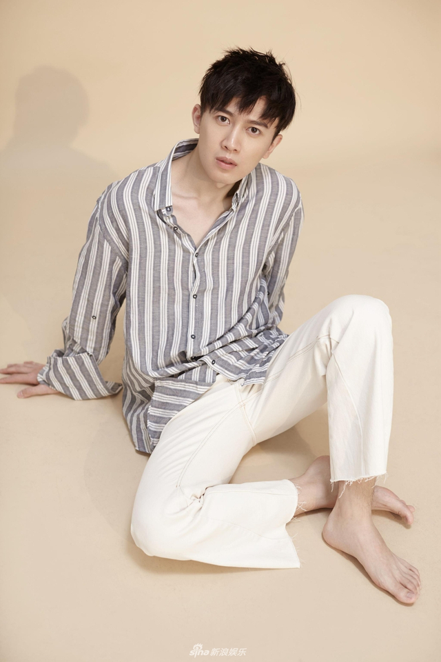新晋小生张哲简约随性帅气十足