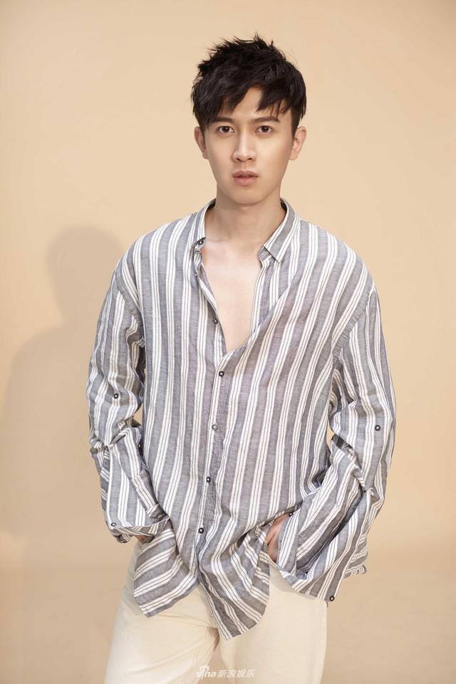 新浪娱乐讯 近日,演员张哲曝光一组时尚写真,以浅棕色作为主背景,身穿