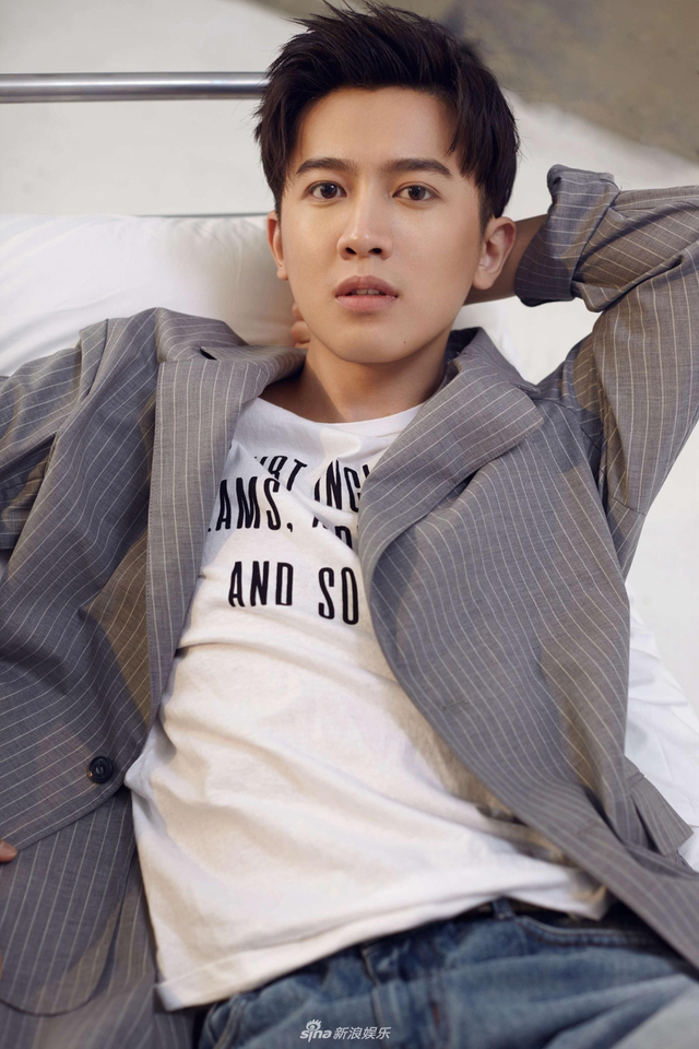 张哲时尚大片显干净迷人气质