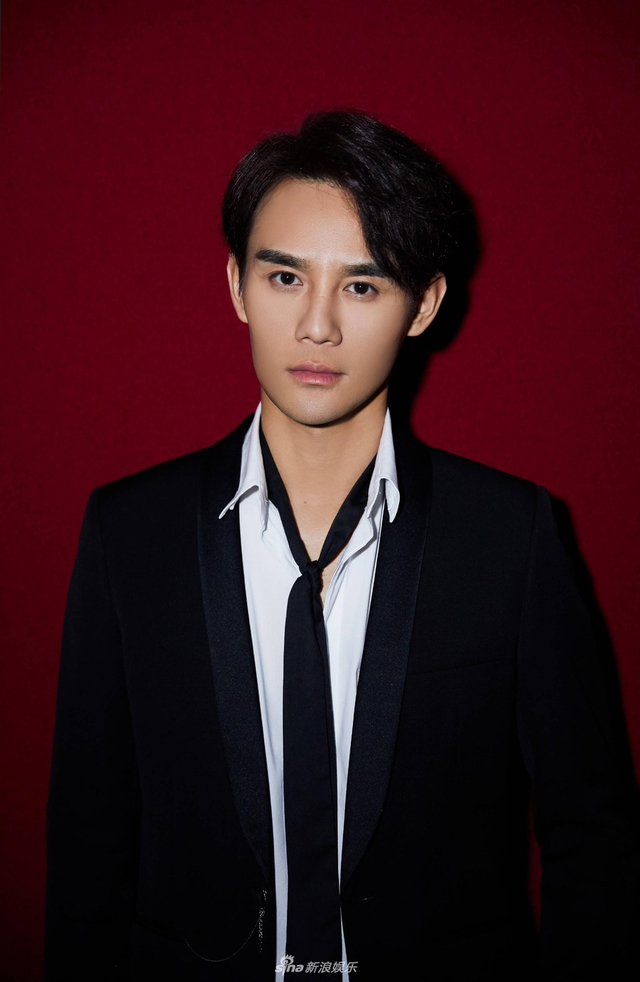 王凯机车皮衣型男酷感十足 帅气难挡霸气撩人