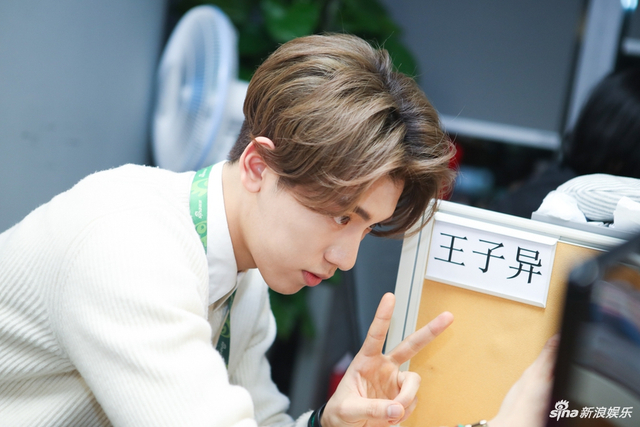 组图：王子异入职娱乐星小编 自曝享受做饭夸Justin厨艺棒